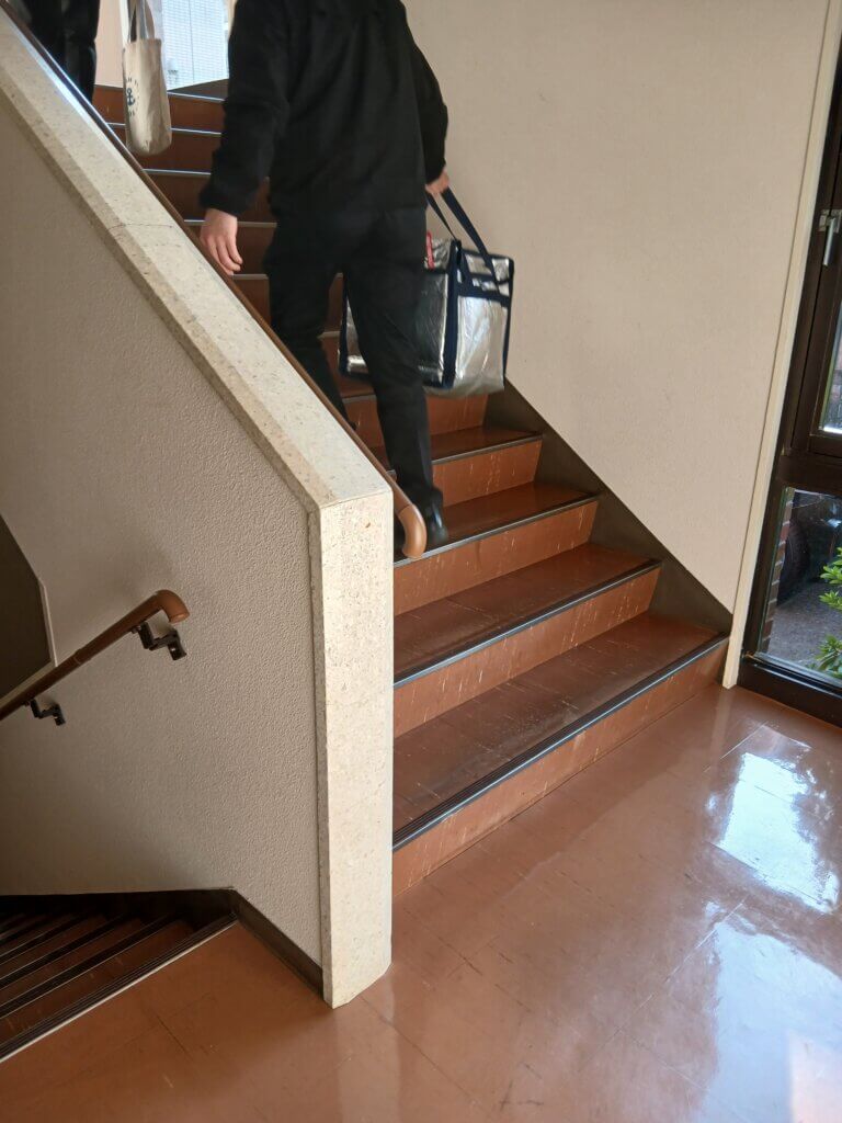 階段で運ぶ様子